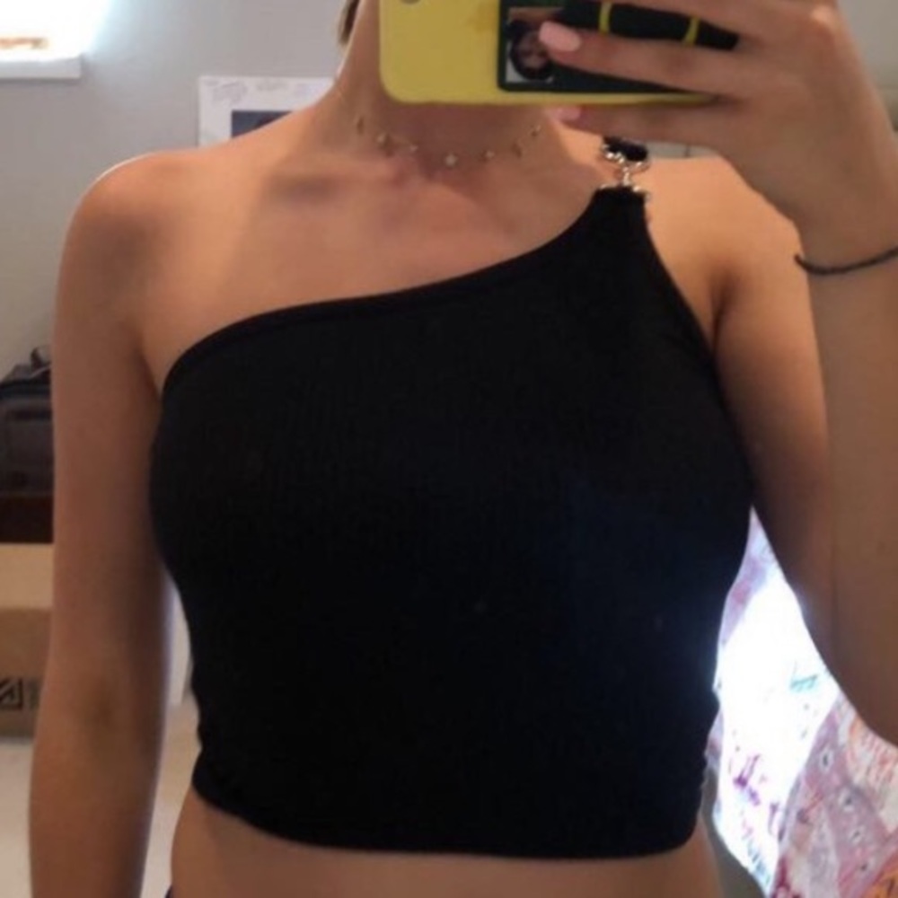 LF OFF THE SHOULDER CHAIN TOP